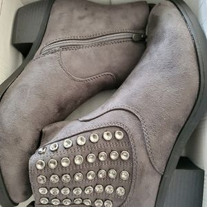 Womens size 9 grey boots